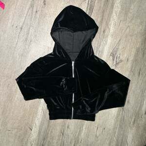 Black velvet cropped hoodie with zipper